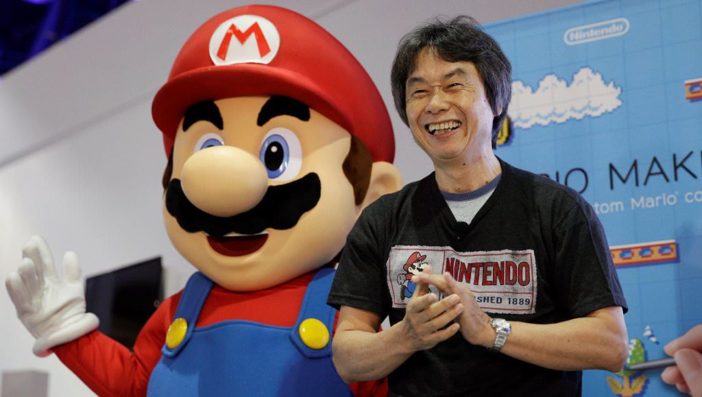 Shigeru Miyamoto aux côtés de Mario.